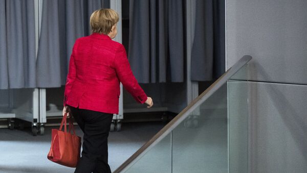 German Chancellor Angela Merkel leaves a plenary session of German parliament Bundestag in Berlin, Tuesday, Nov. 21, 2017 - Sputnik Mundo
