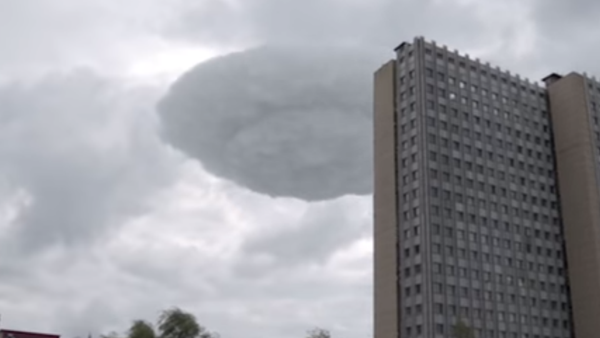 Un 'platillo volante' en el cielo inquieta a los moscovitas - Sputnik Mundo