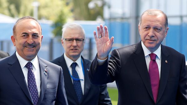 El presidente turco, Tayyip Erdogan, y el ministro de Asuntos Exteriores, Mevlut Cavusoglu, llegan a la sede de la OTAN antes de la cumbre en Bruselas - Sputnik Mundo
