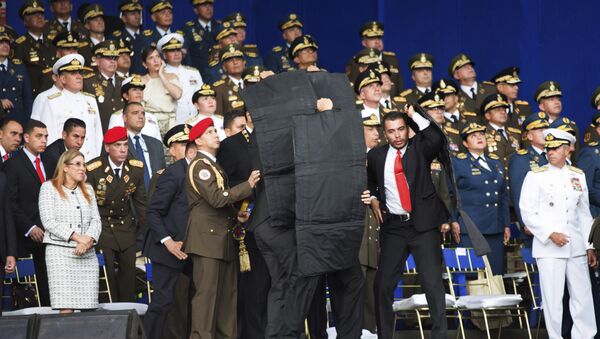 Personal de seguridad rodea a Nicolás Maduro durante un incidente mientras daba un discurso en Caracas - Sputnik Mundo