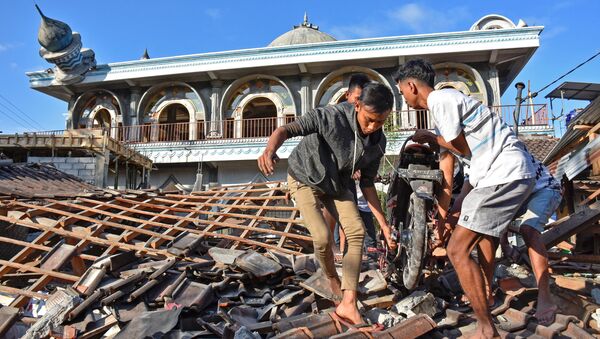 El terrorífico, destructor y mortal terremoto que ha devastado Indonesia - Sputnik Mundo