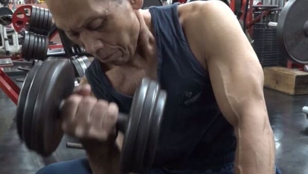 Nunca es tarde para apuntarse al gimnasio: conoce a un fisiculturista de 82 años - Sputnik Mundo