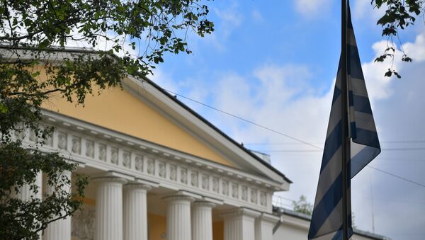La bandera de Grecia en la embajada griega en Moscú - Sputnik Mundo