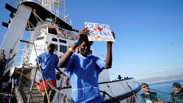Migrantes arriban al puerto de Algeciras, España - Sputnik Mundo