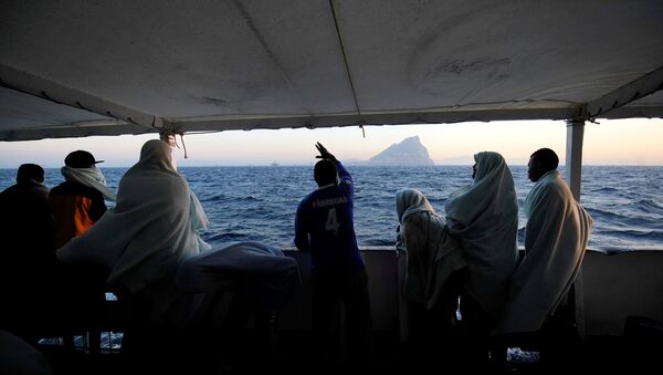 Los migrantes en el barco de la ONG Open Arms en Mediterráneo - Sputnik Mundo