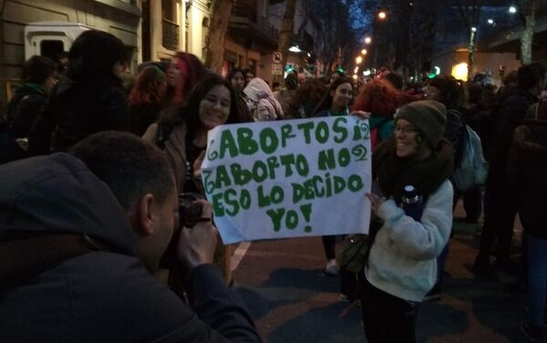 Mujeres sosteniendo un cartel durante la manifestación en Montevideo en apoyo  al aborto seguro, legal y gratuito en Argentina. - Sputnik Mundo