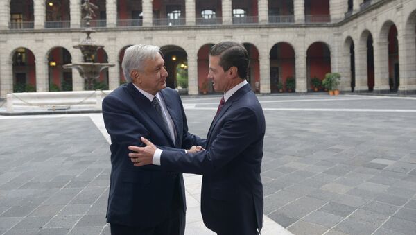 El presidente saliente de México, Enrique Peña Nieto y Andrés Manuel López Obrador - Sputnik Mundo