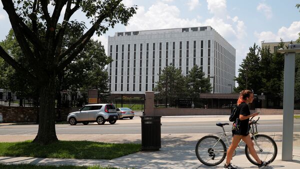 Una mujer empuja su bicicleta frente la Embajada de Rusia en Washington, EEUU, el 6 de agosto de 2018 - Sputnik Mundo