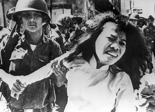Soldados estadounidenses arrestan a vietnamitas, sospechosos de estar vinculados con guerrilleros. La guerra de Vietnam (1955-1975) Soldados estadounidenses arrestan a vietnamitas, sospechosos de estar vinculados con guerrilleros. La guerra de Vietnam (1955-1975) - Sputnik Mundo