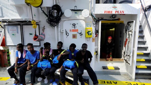 Los migrantes son vistos a bordo del Aquarius, en el Mar Mediterráneo - Sputnik Mundo