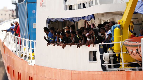 Migrantes en el barco de rescate - Sputnik Mundo