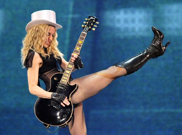 Madonna en un concierto de su gira mundial 'Sticky and Sweet' en Dusseldorf, Alemania, en 2008 - Sputnik Mundo