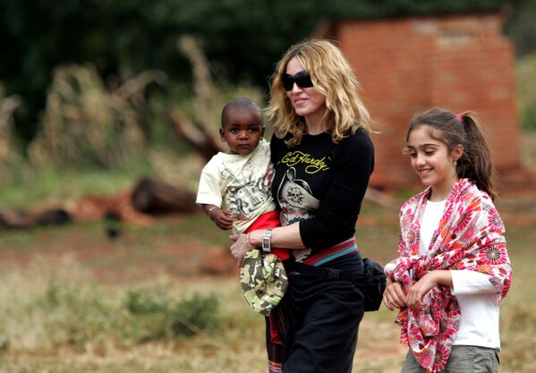Madonna y sus hijos en un orfanato en Mchinji, Malawi en 2007 - Sputnik Mundo