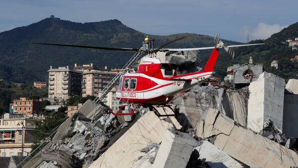 Los bomberos y los equipos de rescate en el puente de Morandi colapsado en Génova, Italia - Sputnik Mundo