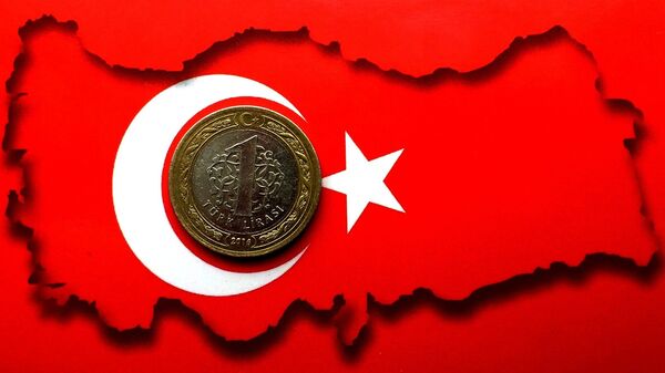 Una lira en la bandera de Turquía - Sputnik Mundo