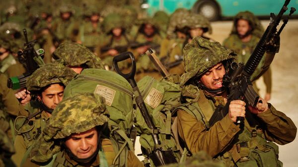 Soldados israelíes caminan hacia el norte de la Franja de Gaza desde la frontera israelí con Gaza - Sputnik Mundo