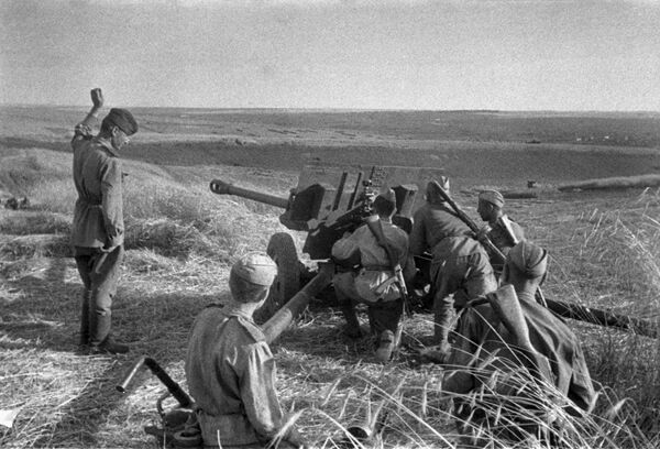 Unidad de artillería abre fuego durante la batalla de Kursk (7 de julio de 1943) - Sputnik Mundo