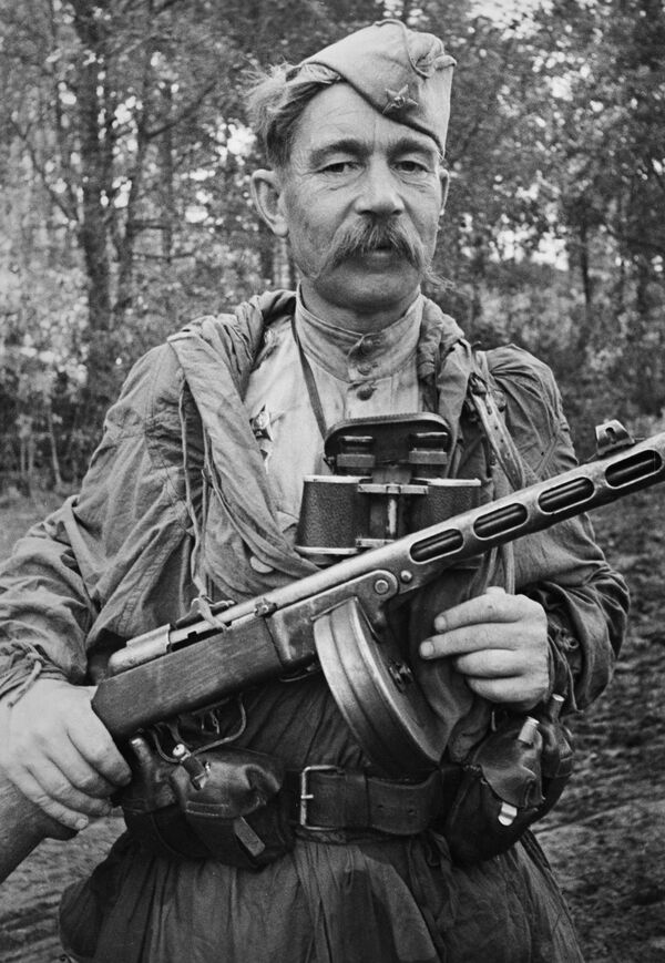 El soldado de reconocimiento militar, sargento Alexéi Frolchenko, participó en la batalla de Kursk y recorrió el camino desde Stalingrado hasta Berlín. - Sputnik Mundo
