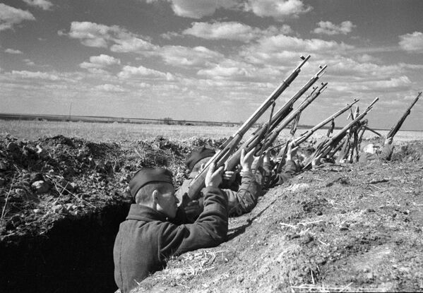 Soldados soviéticos abren fuego contra un avión alemán durante la batalla de Kursk (4 de julio de 1943) - Sputnik Mundo