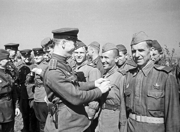 Condecoración de los soldados soviéticos destacados durante la batalla de Kursk (23 de agosto de 1943) Condecoración de los soldados soviéticos destacados durante la batalla de Kursk (23 de agosto de 1943) - Sputnik Mundo