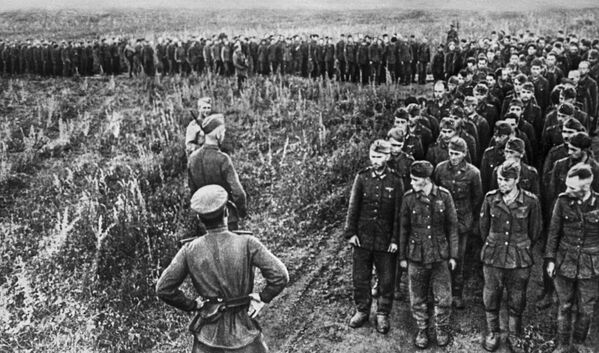 Soldados y oficiales alemanes que quedaron prisioneros durante la batalla de Kursk (1943) - Sputnik Mundo