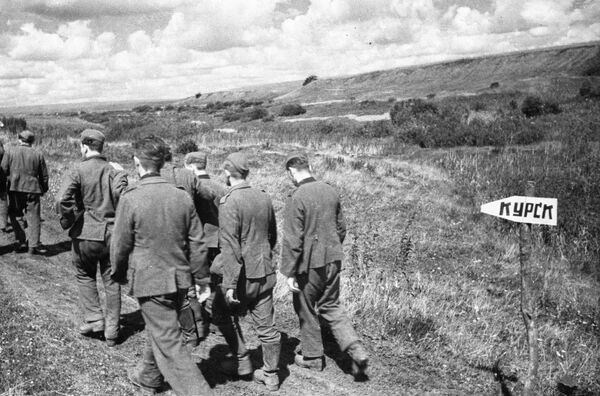 Prisioneros alemanes marchan en dirección a Kursk después de la batalla (1943) - Sputnik Mundo