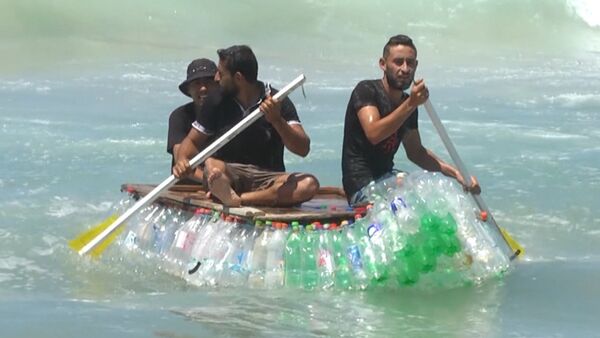 ¿Basura o filón de oro? Un pescador palestino da una 'segunda vida' a cientos de botellas - Sputnik Mundo
