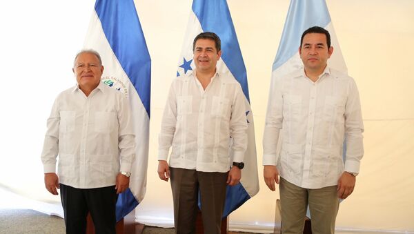 Los presidentes Salvador Sánchez Cerén, de El Salvador, Juan Orlando Hernández, de Honduras, y Jimmy Morales, de Guatemala - Sputnik Mundo