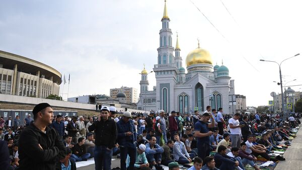 Los musulmanes en la misa de Eid al Adha en la Gran Mezquita de Moscú - Sputnik Mundo