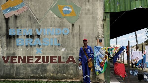 Un migrante venezolano en la frontera entre Venezuela y Brasil - Sputnik Mundo