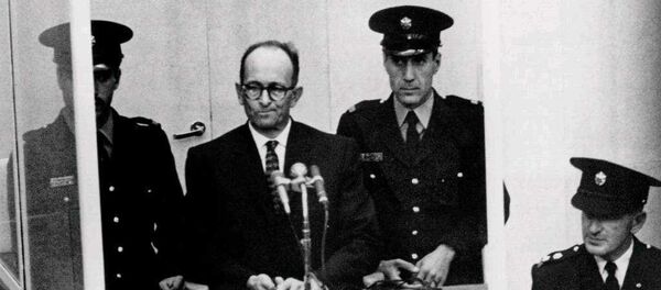 Adolf Eichmann durante el juicio en el que se lo condenó por crímenes contra la humanidad, en Jerusalén en 1961. Adolf Eichmann durante el juicio en el que se lo condenó por crímenes contra la humanidad, en Jerusalén en 1961. - Sputnik Mundo