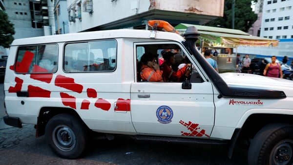 Miembros de la Protección Civil venezolana patrullan un área en Caracas después del terremoto - Sputnik Mundo