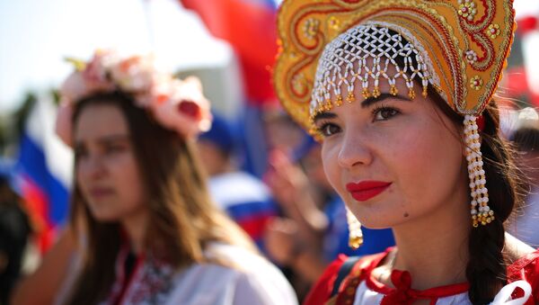 Una de las participantes en las fiestas del Día de la Bandera del Estado de la Federación de Rusia en Krasnodar. - Sputnik Mundo