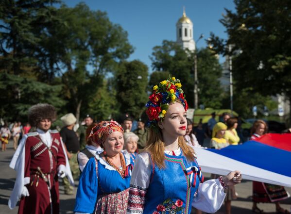 Mucha gente ha participado en las fiestas del Día de la Bandera del Estado de la Federación de Rusia en Simferópol. - Sputnik Mundo