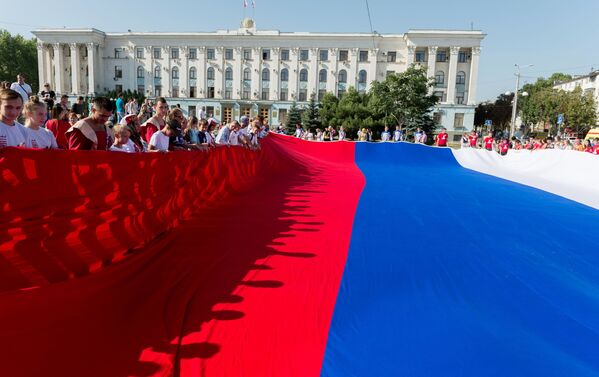 Los rusos portan la bandera durante su fecha más especial en Simferópol. - Sputnik Mundo