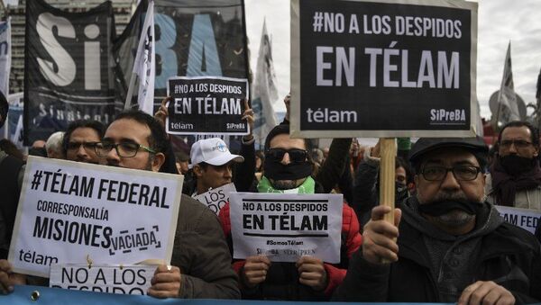 Empleados de la agencia argentina Télam manifestándose contra los despidos - Sputnik Mundo