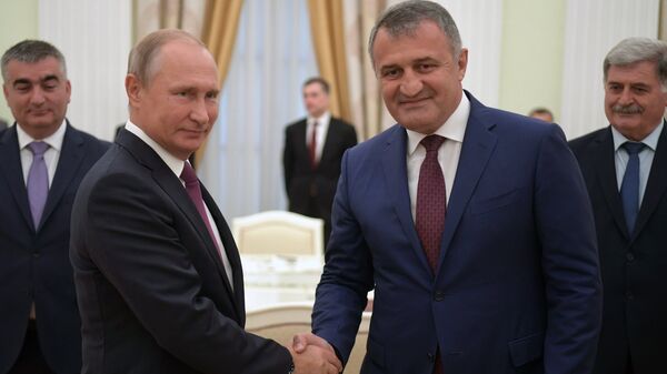 El presidente de Rusia, Vladímir Putin, y el presidente de Osetia del Sur, Anatoli Bibílov - Sputnik Mundo