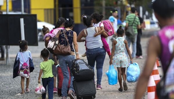 Los inmigrantes venezolanos cruzan la frontera con Brasil - Sputnik Mundo