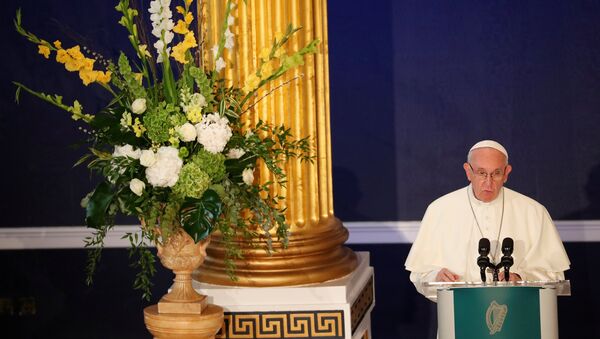 El papa Francisco derante su visita a Irlanda - Sputnik Mundo