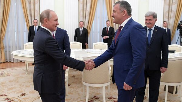 Vladímir Putin, presidente ruso, y Anatoli Bibílov, presidente de Osetia del Sur - Sputnik Mundo