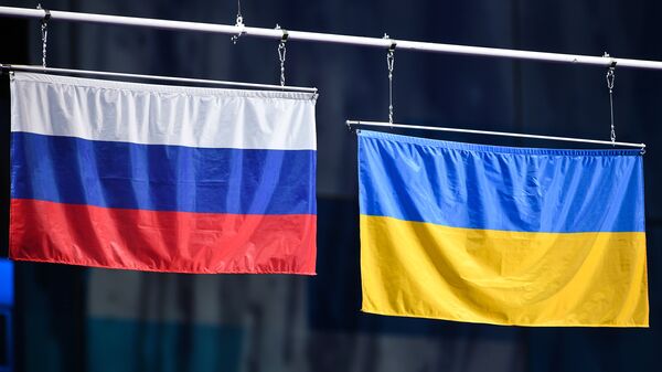 Las banderas de Rusia y Ucrania (archivo) - Sputnik Mundo