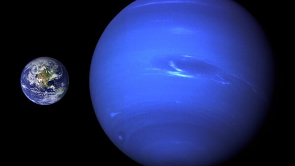 Tierra (izda.) y Neptuno (drcha.) (comparación de tamaño) - Sputnik Mundo