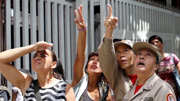 Venezolanos miran hacia el rascacielos Torre de David en Caracas - Sputnik Mundo