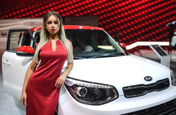 Belleza y potencia: las más bellas azafatas del Salón del Automóvil de Moscú - Sputnik Mundo