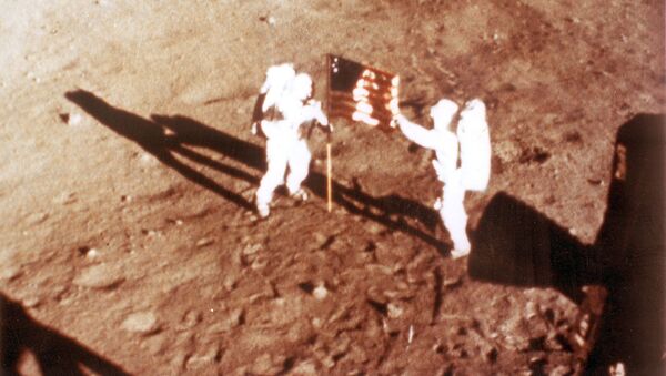 Neil Armstrong y Buzz Aldrin en la Luna con la bandera estadounidense - Sputnik Mundo