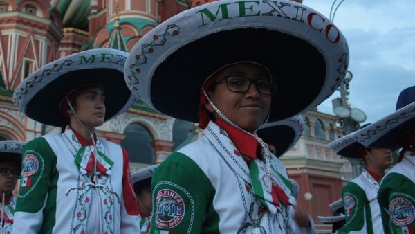 La Banda Monumental de México durante el X festival Torre Spásskaya de Moscú - Sputnik Mundo