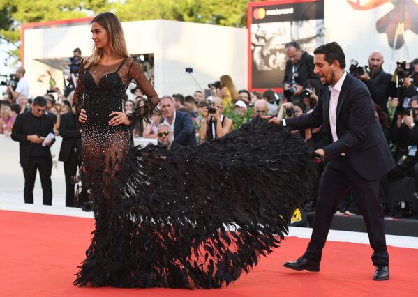 Los atuendos más extravagantes de la alfombra roja del Festival de Cine de Venecia - Sputnik Mundo