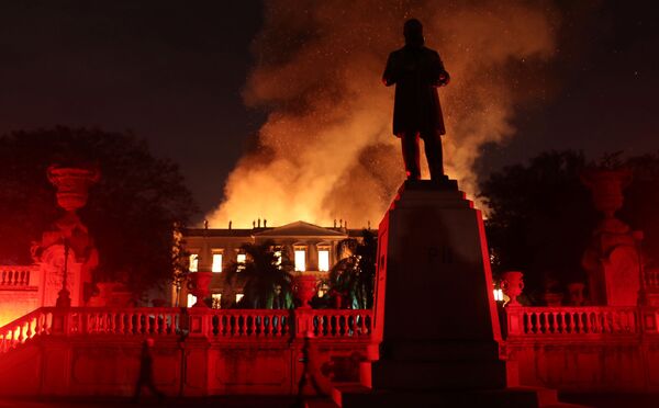 El Museo Nacional de Brasil arde en llamas - Sputnik Mundo