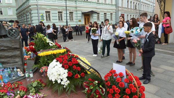 Homenaje a las víctimas de la tragedia en Beslán - Sputnik Mundo