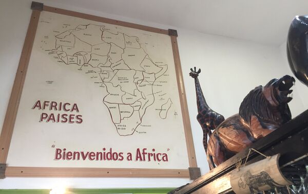 Interior del restaurante camerunés en Buenos Aires, El Buen Sabor Africano - Sputnik Mundo